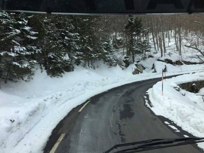Route enneigée techniciens-chauffeurs qualifies intervention difficile