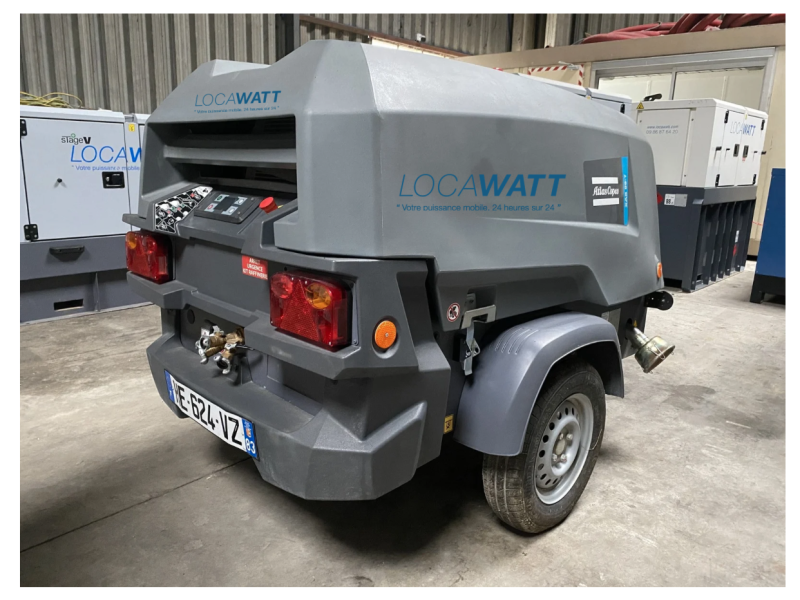 compresseurt à air Locawatt 5m3/min dans atelier avec groupes électrogènes 